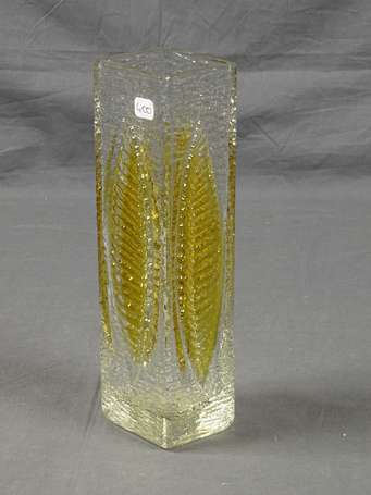 Vase quadrangulaire en verre strié à décor de 