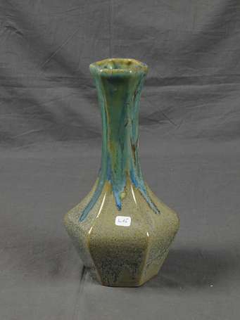 PIERREFONDS - Vase à panse hexagonale et long col 