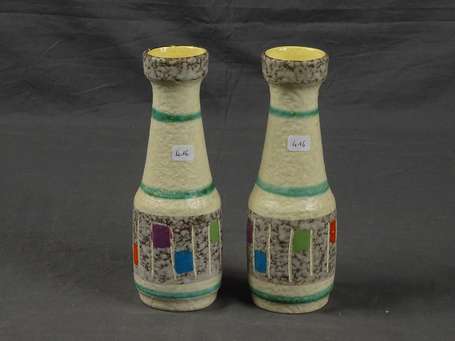 Paire de vases en céramique à décor géométrique 