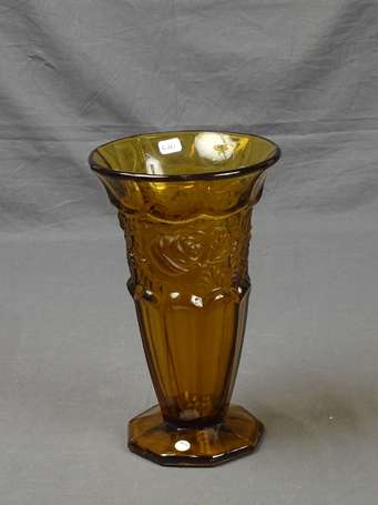 Vase balustre sur piédouche en verre moulé pressé 