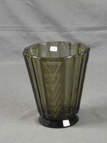 Vase tronconique sur talon en verre moulé pressé 