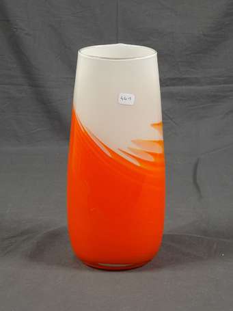 Vase en verre soufflé à décor flammé orange H. 26 