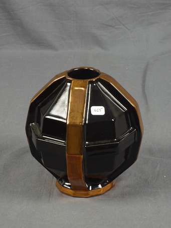 SAINT CLEMENT - Vase boule facetté en faïence noir