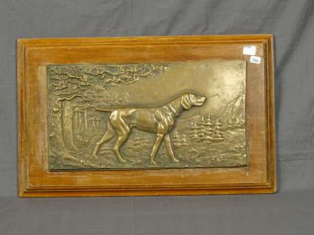 Chien braque à l'arrêt. Plaque de bronze