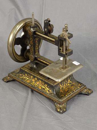 Machine à coudre , Beaury à Paris , bel état 