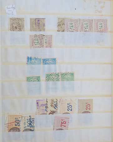 Ensembles de 250 de timbres fiscaux et téléphone 