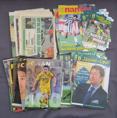 FOOTBALL CLUB DE NANTES - Réunion de 70 documents 