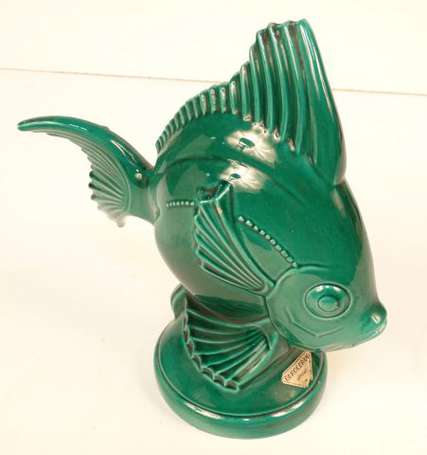 Poisson en céramique vert foncé vers 1950. 