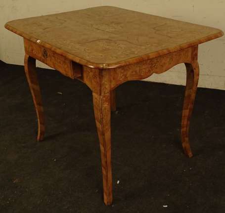 Table de milieu en bois de placage, le plateau à 