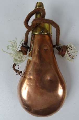 Poire à poudre pour fusil  en cuivre. Contenance: 