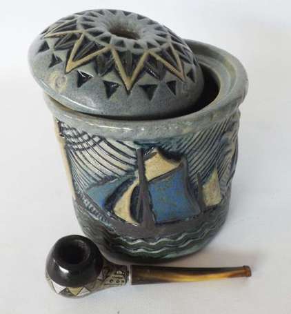 Pot à tabac du Cap Horn en grès polychrome, décor 