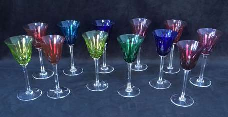 SAINT LOUIS - 12 verres à vin en cristal teinté, 