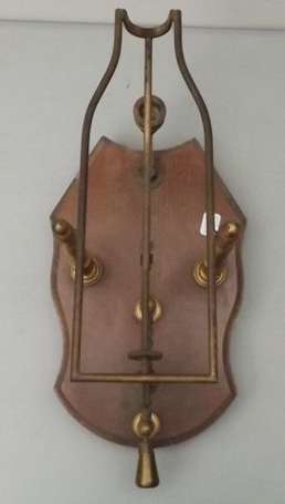 Decanteur à vin en métal sur socle de bois