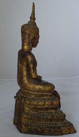 Bouddha - Sujet en bronze patiné. H. 38 cm