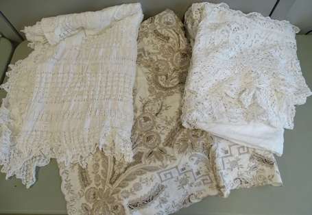 Lot de trois nappes en coton et broderies au 