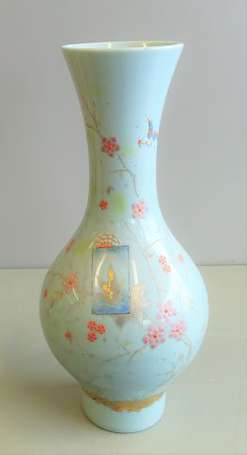 Grand vase balustre en opaline bleu ciel émaillé 