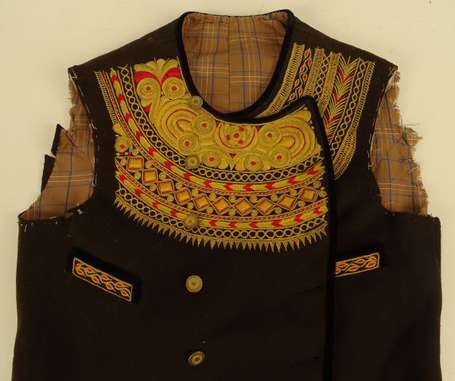 Gilet d'homme bigouden en lainage marron brodé de 