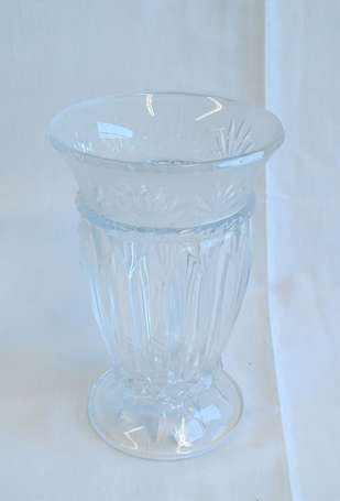 Vase en verre moulé sur piédouche, le corps 