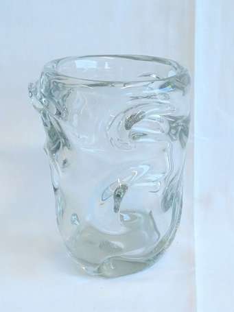 Vase en cristal moulé forme libre à motifs de 
