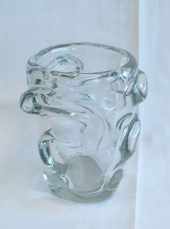 Vase en cristal moulé forme libre à motifs de 