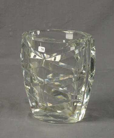 BACCARAT - Vase en cristal ovale taillé de 