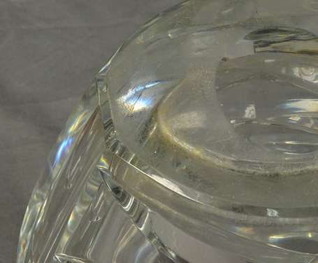 BACCARAT - Vase en cristal ovale taillé de 