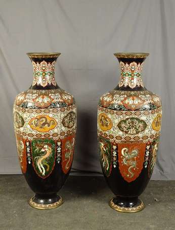 JAPON - Paire d'importants vases balustres sur 