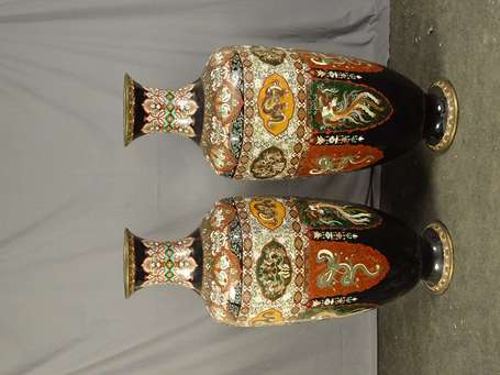 JAPON - Paire d'importants vases balustres sur 