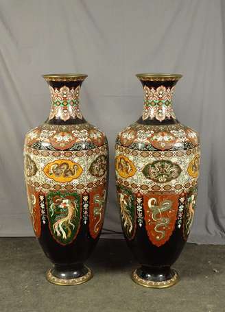 JAPON - Paire d'importants vases balustres sur 