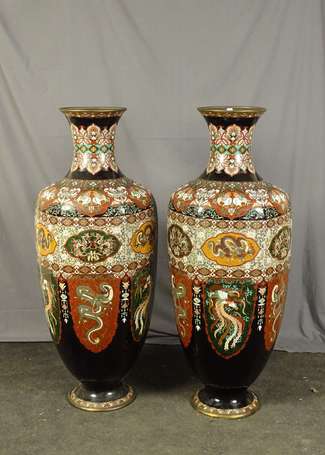 JAPON - Paire d'importants vases balustres sur 