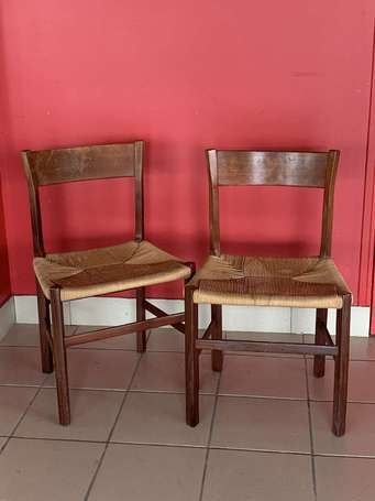 Paire de chaises en bois verni, l'assise et le 