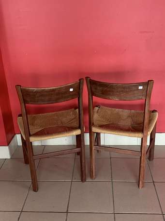 Paire de chaises en bois verni, l'assise et le 