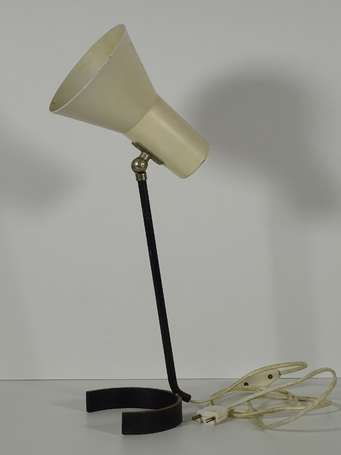 Lampe à poser, l'abat-jour en métal laqué crème. 