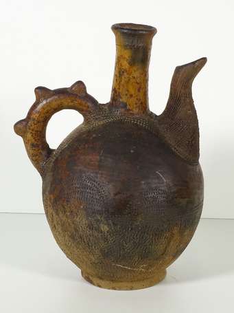 AMERIQUE DU SUD - Cruche anthropomorphe en terre 