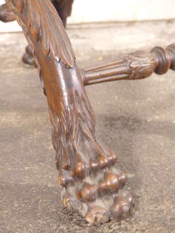 Tabouret curule en bois teinté à décor sculpté de 