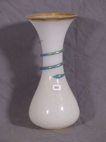 Vase en opaline blanche, le col évasé souligné 