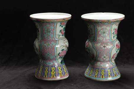 CHINE - Vase à panse renflée en porcelaine à décor