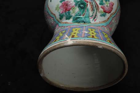 CHINE - Vase à panse renflée en porcelaine à décor