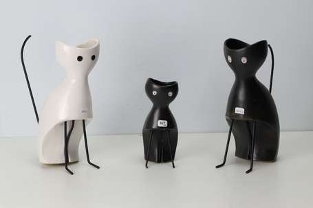 Trois vases zoomorphes figurant des chats en 