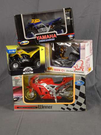 Lot de 4 véhicules , Squad, moto, scooter 