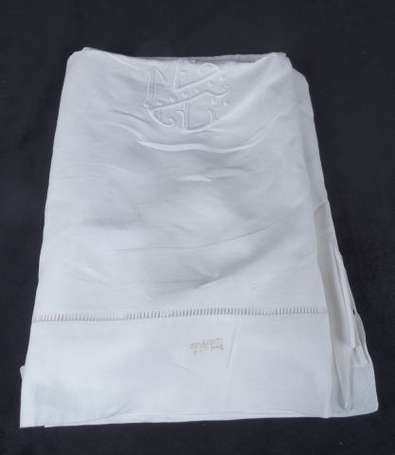 Drap en fil avec broderie de plumetis, monogramme 