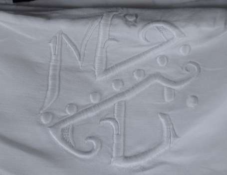 Drap en fil avec broderie de plumetis, monogramme 