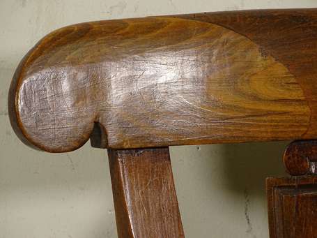 Chaise en bois fruitier, le dossier cintré ajouré 