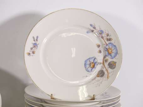 Service de table en porcelaine 63 pièces à décor 