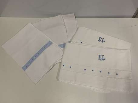 Lot de 4 draps d'enfant dont deux chiffrés EL. 