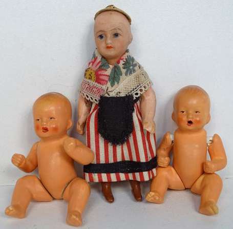 Lot de 3 petites poupées , en porcelaine , dont 2 