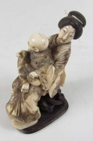 Femme et enfant sujet en ivoire et bois sculpté 