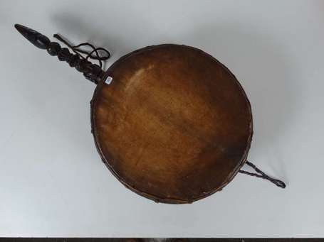 Un tambour de chaman en bois et peau 'kamang', au 