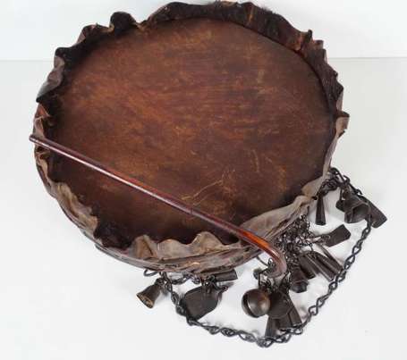 Un tambour de chaman en bois et peau 'chepang', du