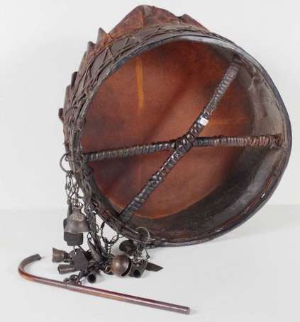 Un tambour de chaman en bois et peau 'chepang', du